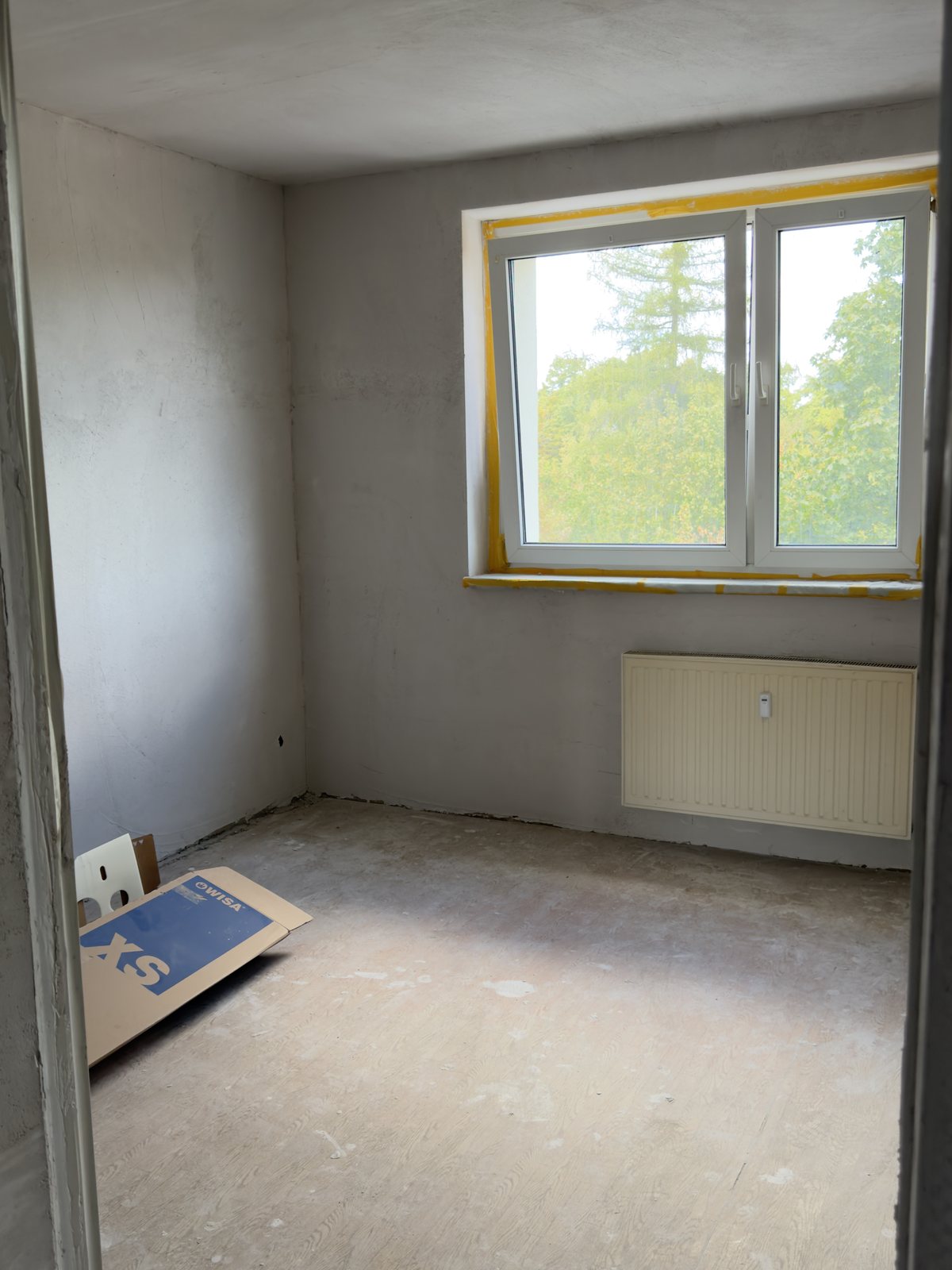 Zweites Zimmer während der Sanierung, Wände und Boden noch unbearbeitet